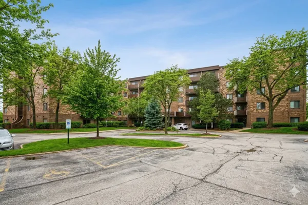 $199,900 | 700 Wellington Avenue, Unit 504, Elk Grove Village, IL 60007
