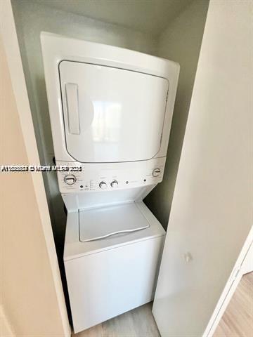 45 Southwest 9th Street, Unit 3009 Miami, FL 33130 - Photo 19 of 35 a utility room with dryer and washer