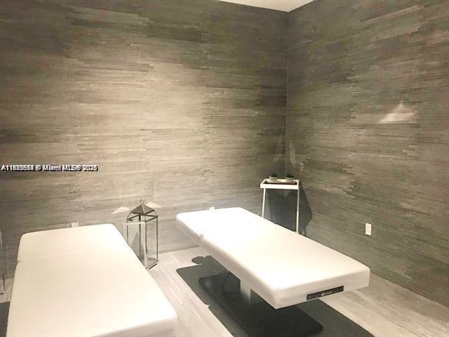 45 Southwest 9th Street, Unit 3009 Miami, FL 33130 - Photo 22 of 35 a bathroom with a bathtub