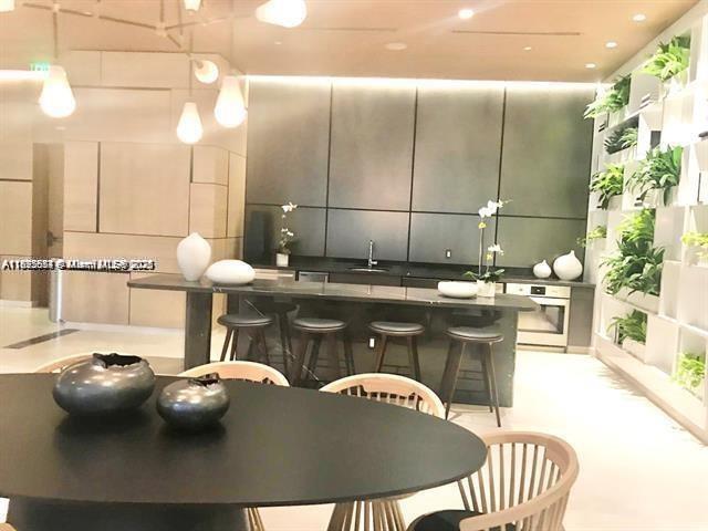 45 Southwest 9th Street, Unit 3009 Miami, FL 33130 - Photo 31 of 35 a living room with a table