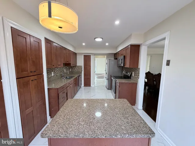 $3,600 | 5900 Parenham Way, Alexandria, VA 22310