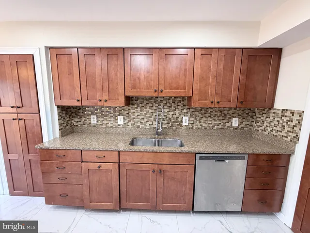 $3,600 | 5900 Parenham Way, Alexandria, VA 22310