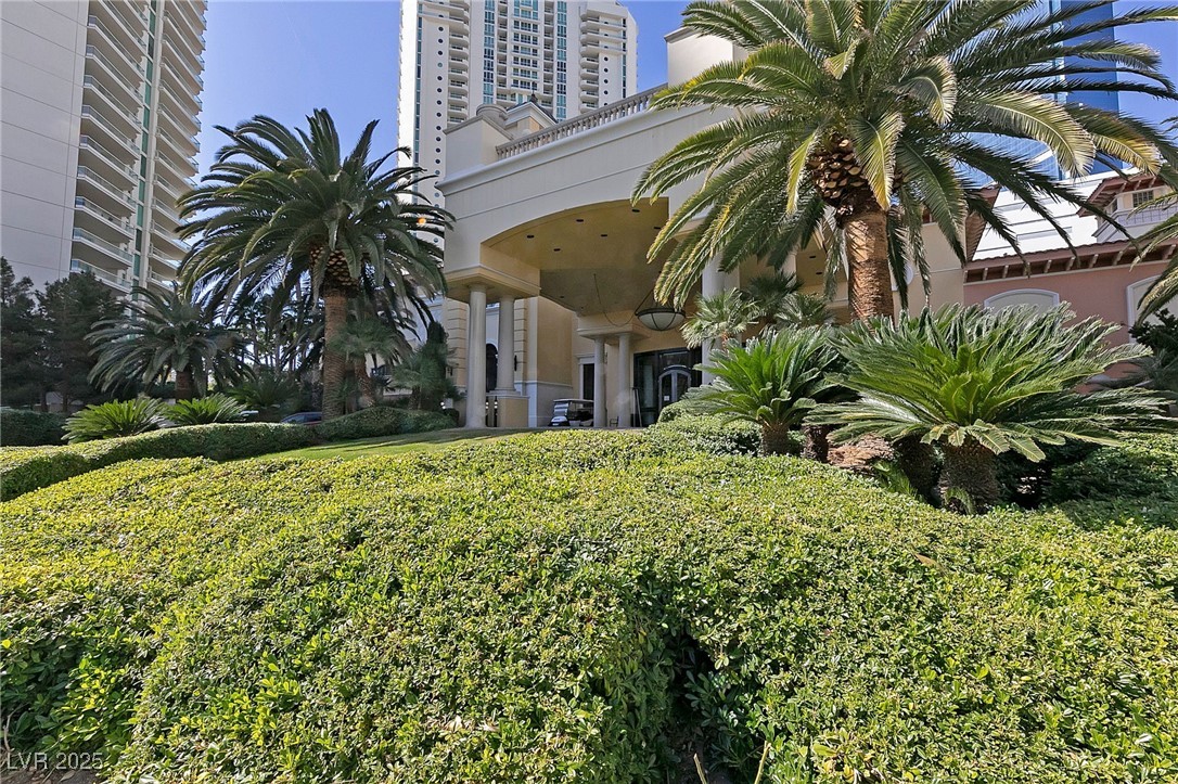 2747 Paradise Road, Unit 1205 Las Vegas, NV 89109 - Photo 25 of 32 View of grassy yard featuring a patio area and a balcony