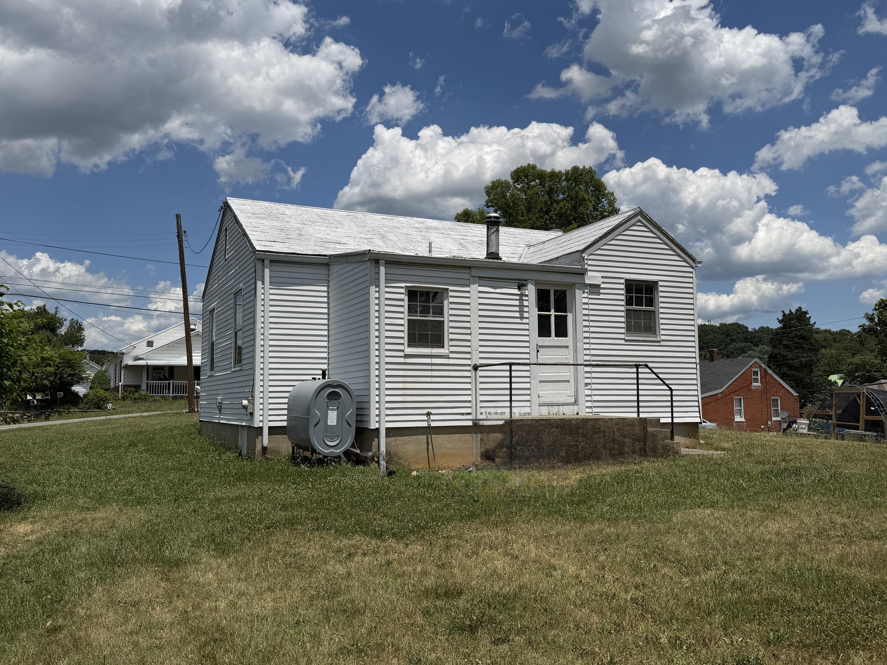 1213 Victory Road Southeast Roanoke, VA 24014 - Photo 3 of 4 IMG_6326