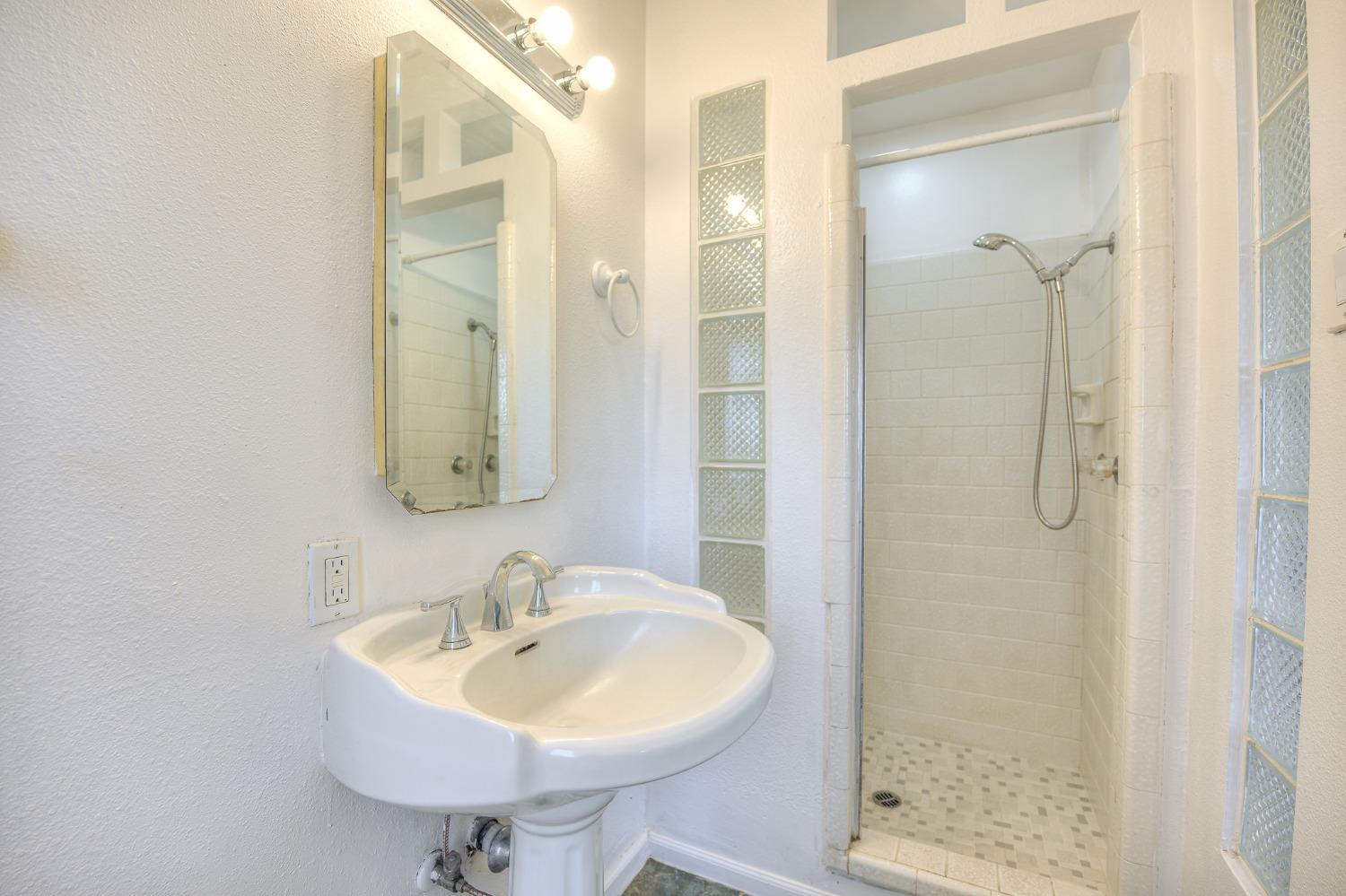 2811 North Winery Avenue Clovis, CA 93612 - Photo 20 of 25 a bathroom with a sink and a mirror