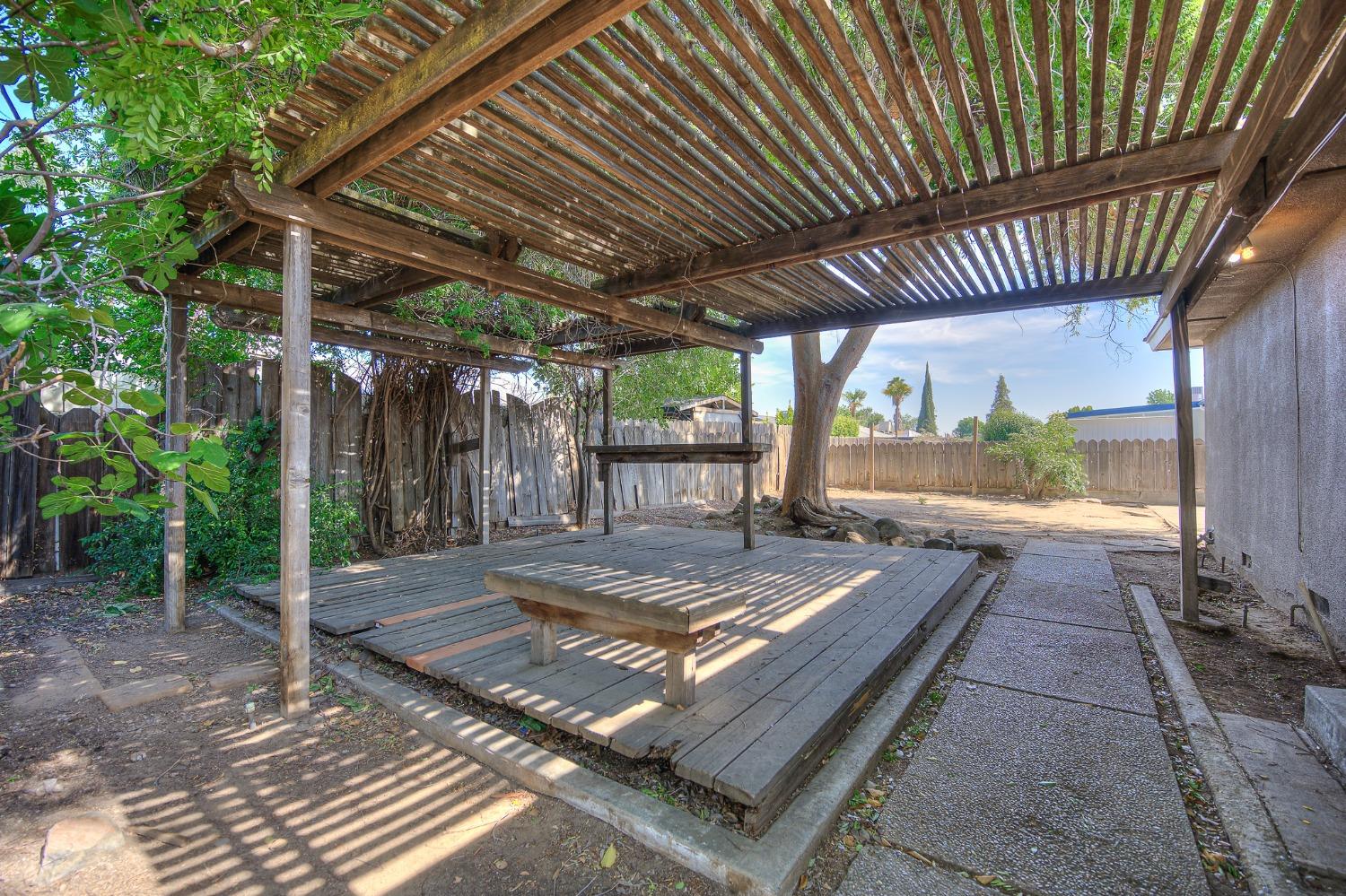 2811 North Winery Avenue Clovis, CA 93612 - Photo 22 of 25 a view of a backyard with sitting area