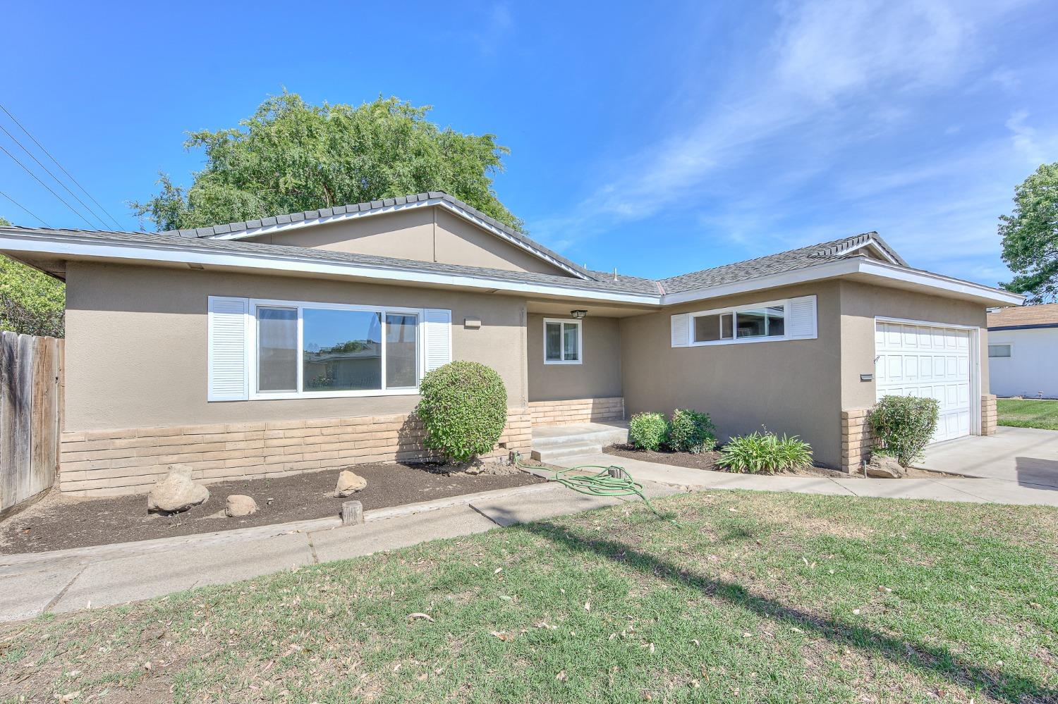2811 North Winery Avenue Clovis, CA 93612 - Photo 6 of 25 a front view of a house with a yard