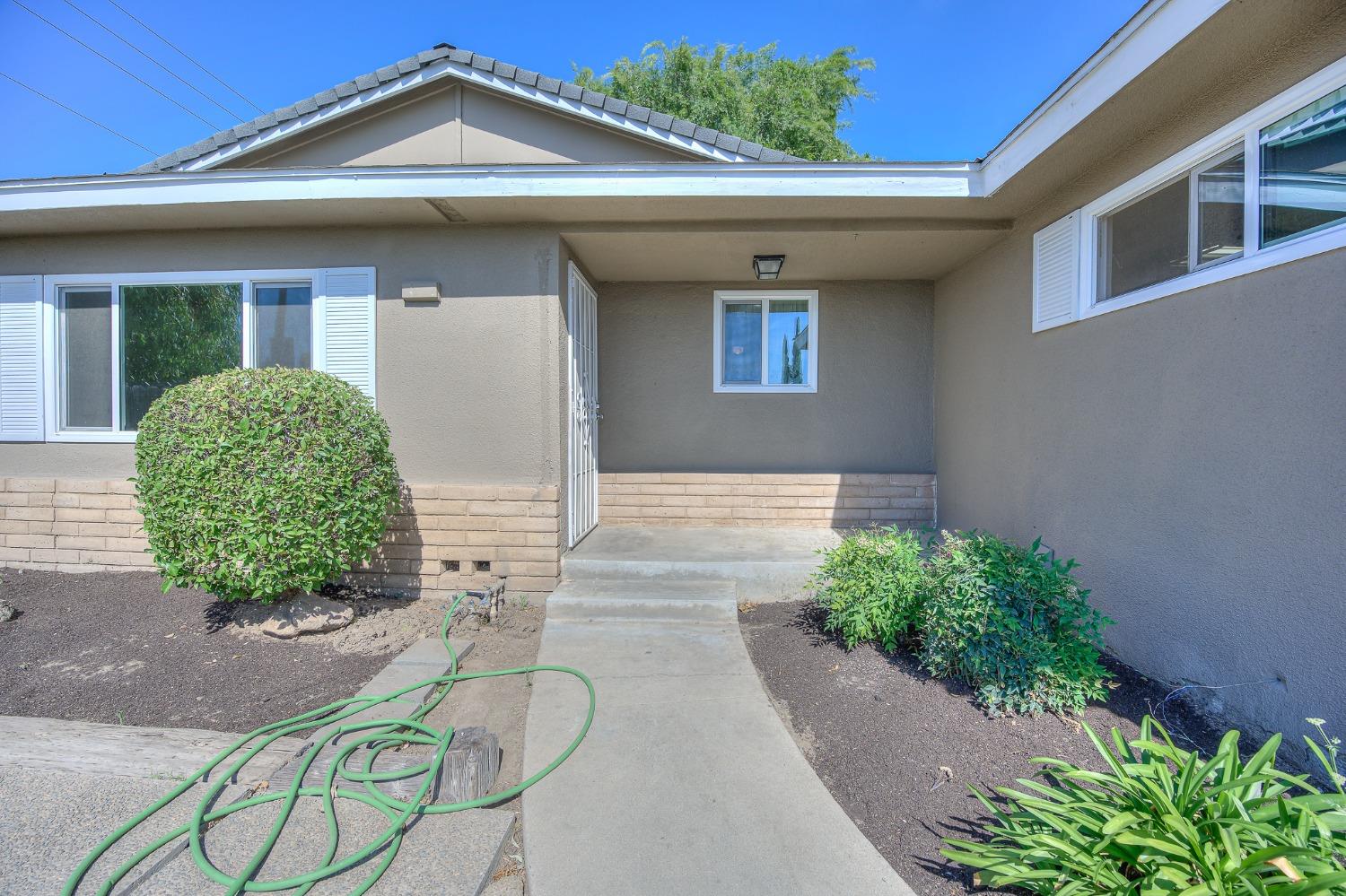 2811 North Winery Avenue Clovis, CA 93612 - Photo 7 of 25 a front view of a house with garden