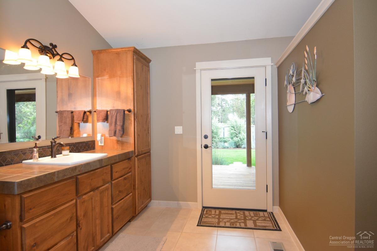 15885 Ranch Place La Pine, OR 97739 - Photo 16 of 25 Master bath in Master 1 tiled countertop