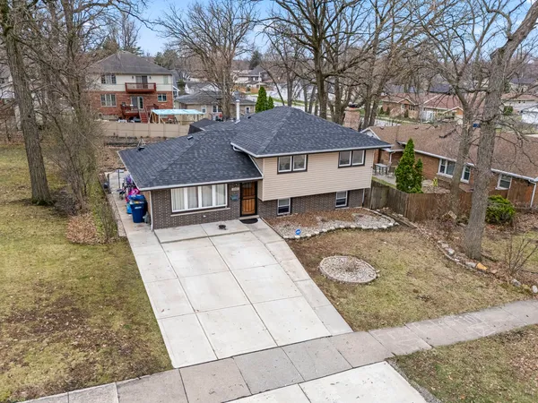 a view of a yard in front of house