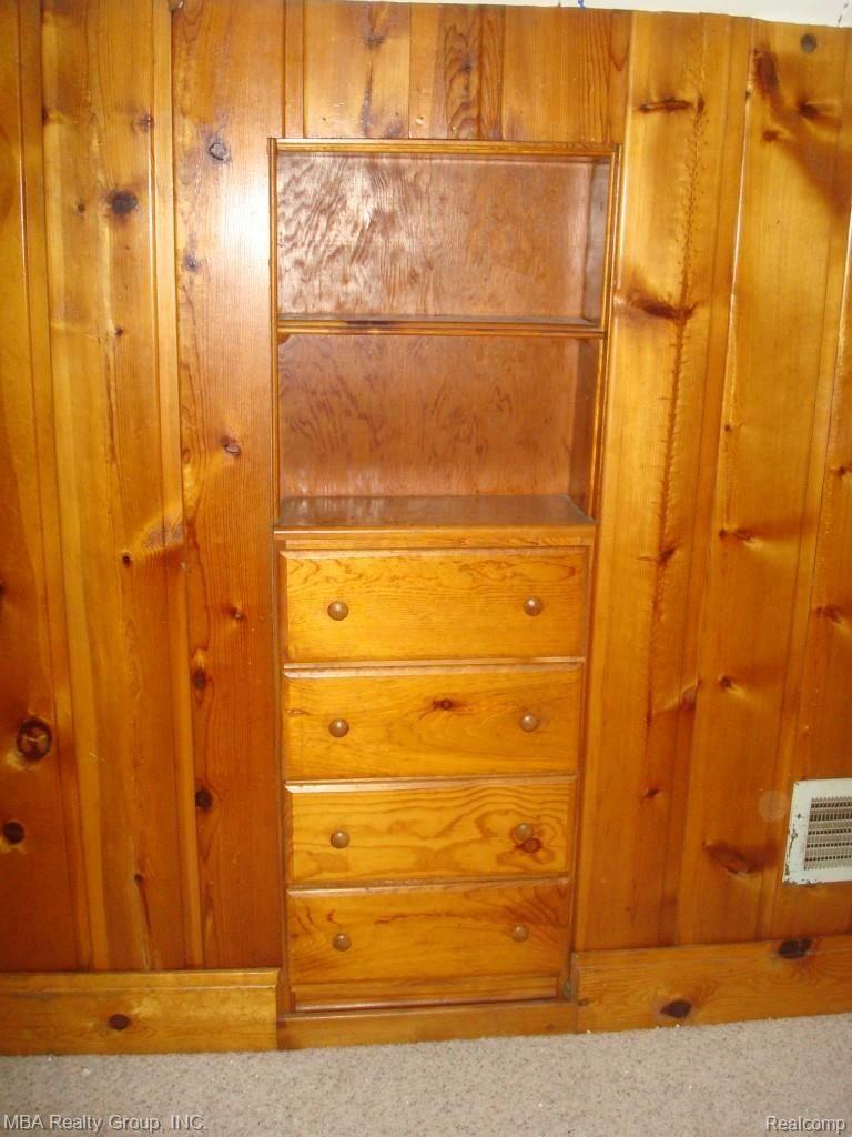 17550 Quarry Road Riverview, MI 48193 - Photo 15 of 15 BUILT INS
