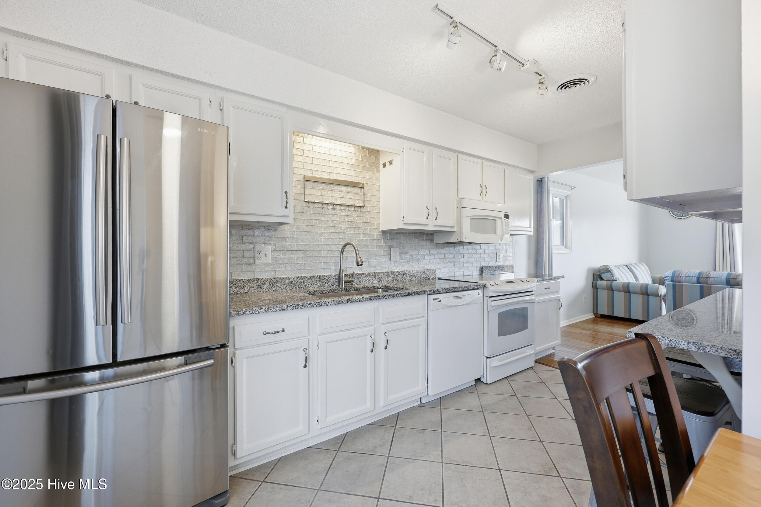 123 Georgetown Road, Unit 19 Kitty Hawk, NC 27949 - Photo 13 of 41 31__39a0633