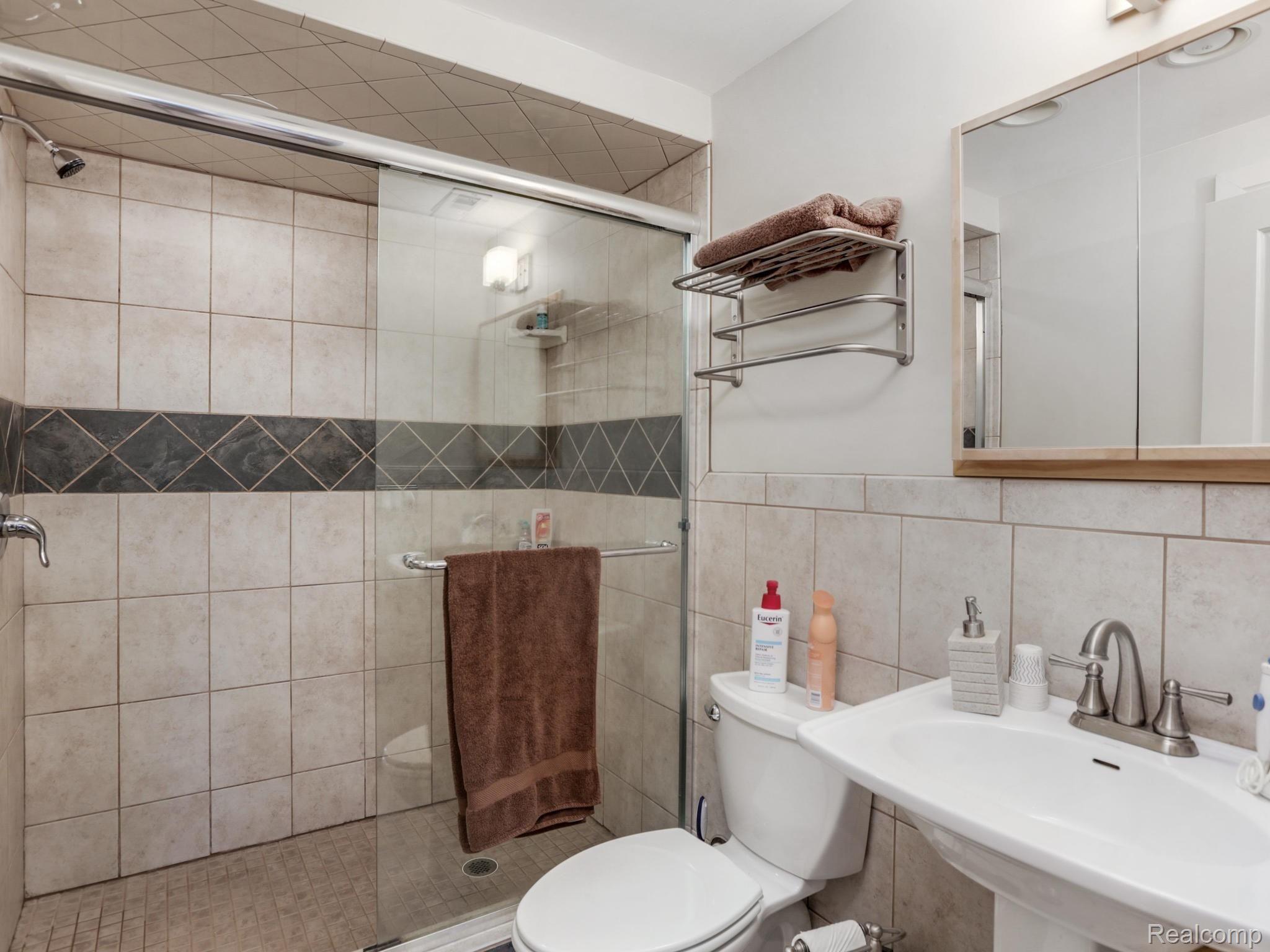 2965 Meadowbrook Drive Rochester, MI 48309 - Photo 22 of 32 2965 Meadowbrook Dr Rochester-023-023-2965 Meadowbrook Drive-MLS_Size.jpg