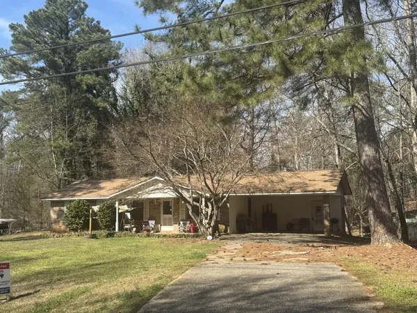 a view of a house with a yard