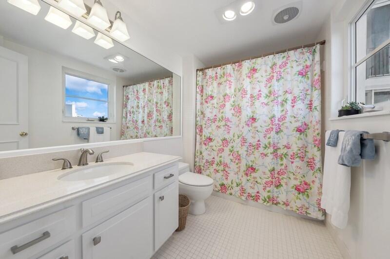 50 E Road, Unit 7D Delray Beach, FL 33483 - Photo 13 of 27 15_50EastRd7D_13_PrimaryBathroom_FlexMLS