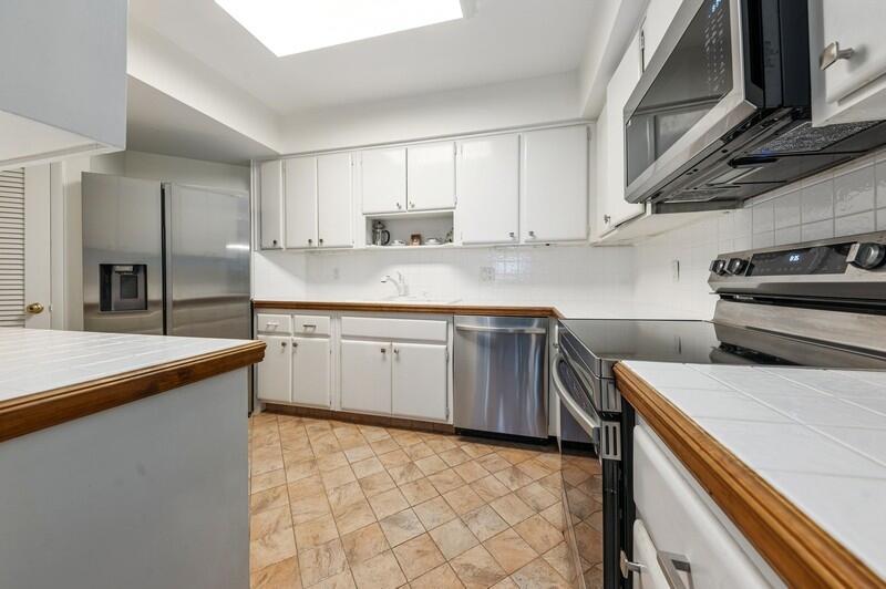 50 E Road, Unit 7D Delray Beach, FL 33483 - Photo 8 of 27 07_50EastRd7D_5_Kitchen_FlexMLS800x600_8