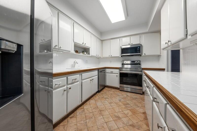 50 E Road, Unit 7D Delray Beach, FL 33483 - Photo 9 of 27 08_50EastRd7D_177001_Kitchen_FlexMLS800x