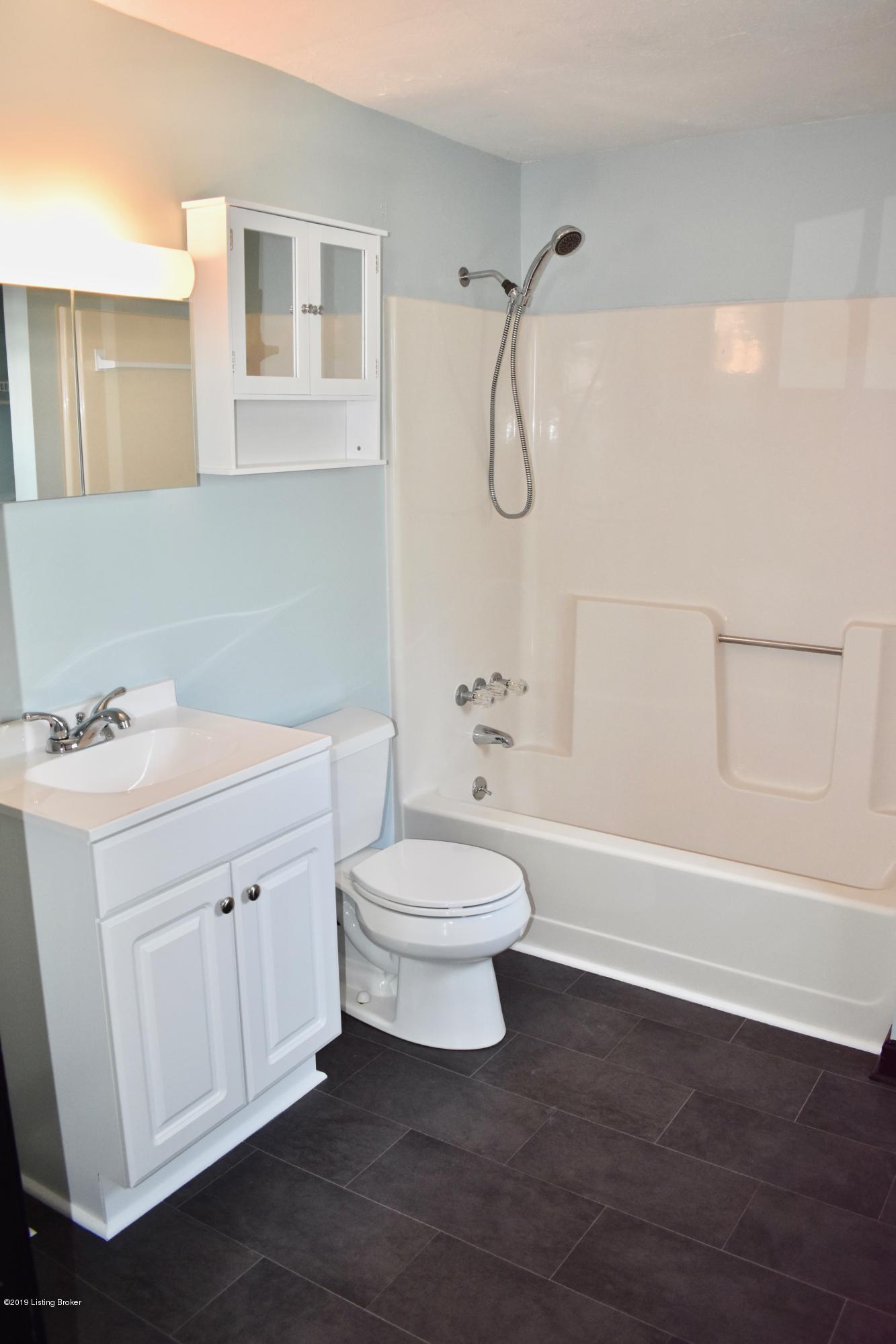 3016 University Road Louisville, KY 40206 - Photo 25 of 32 Bathroom