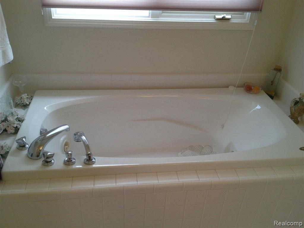 943 Dakota Court Rochester, MI 48307 - Photo 14 of 24 MASTER BATH 1.JPG