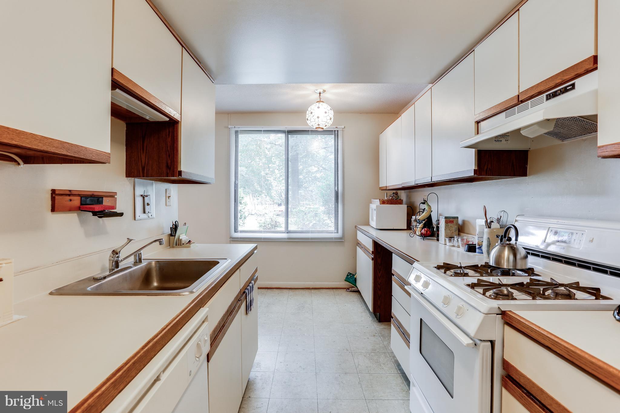 5237 West Running Brook Road, Unit 102 Columbia, MD 21044 - Photo 13 of 30 Kitchen
