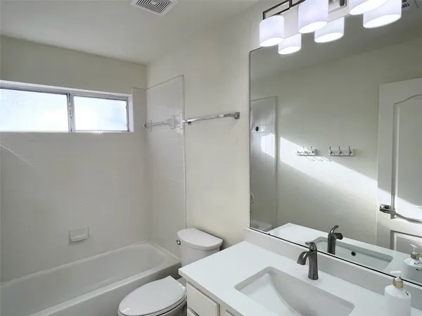 $2,400 | 10 Troon Drive, Lakeway, TX 78738