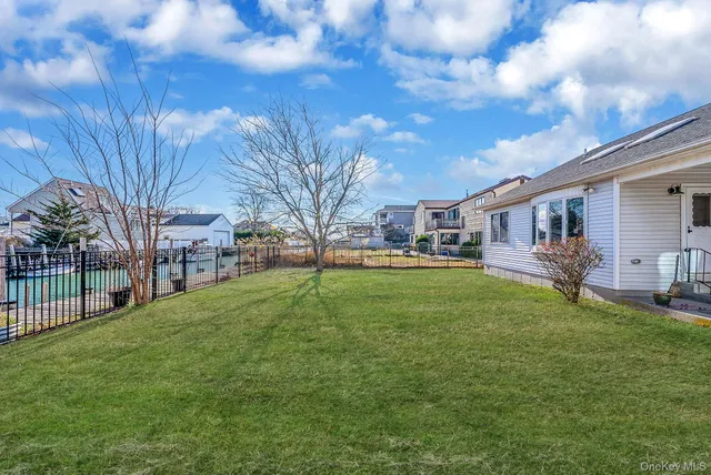 a view of a yard with a house