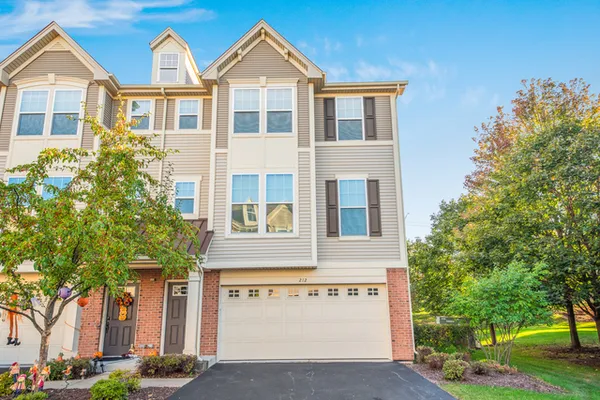 $2,900 | 212 North Commerce Street, Aurora, IL 60504