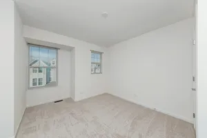 $2,900 | 212 North Commerce Street, Aurora, IL 60504