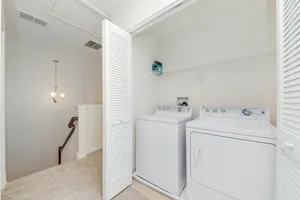 $2,900 | 212 North Commerce Street, Aurora, IL 60504