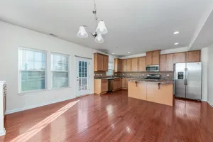 $2,900 | 212 North Commerce Street, Aurora, IL 60504