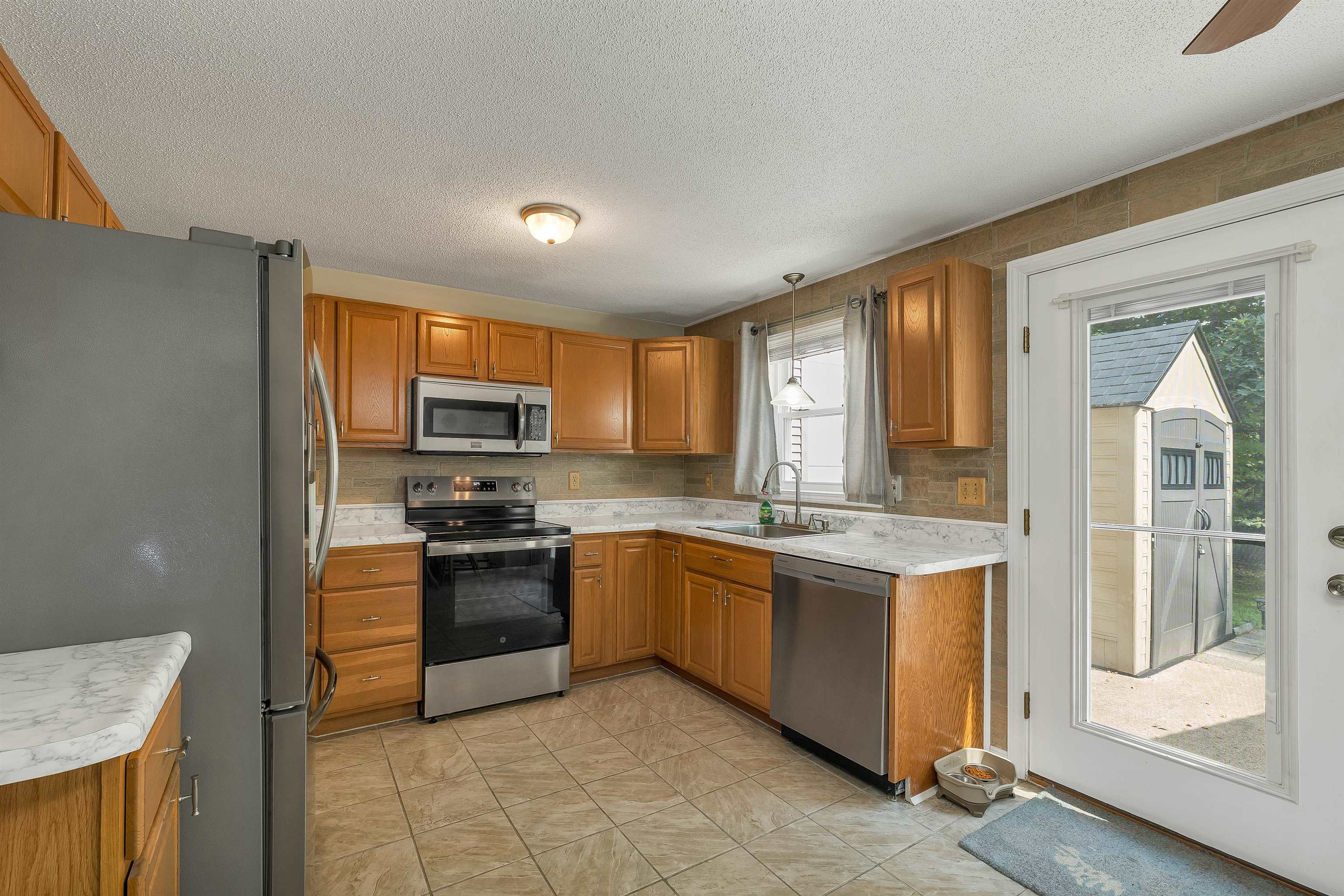 1035 South Mammoth Road, Unit 3 Manchester, NH 03109 - Photo 4 of 37