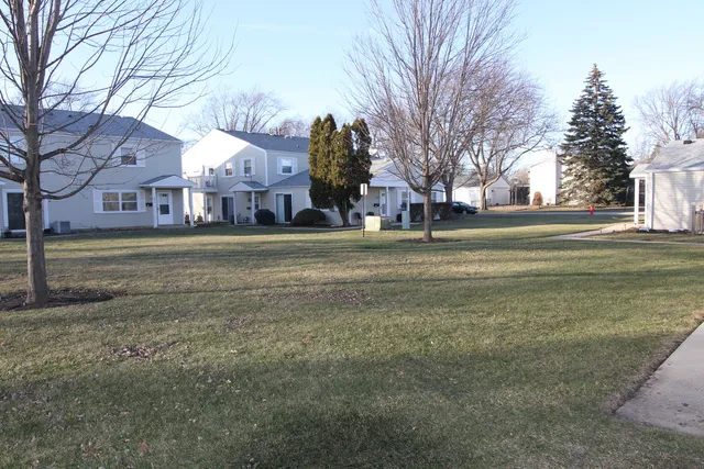 $2,000 | 184 Betty Court, Unit B, Bartlett, IL 60103