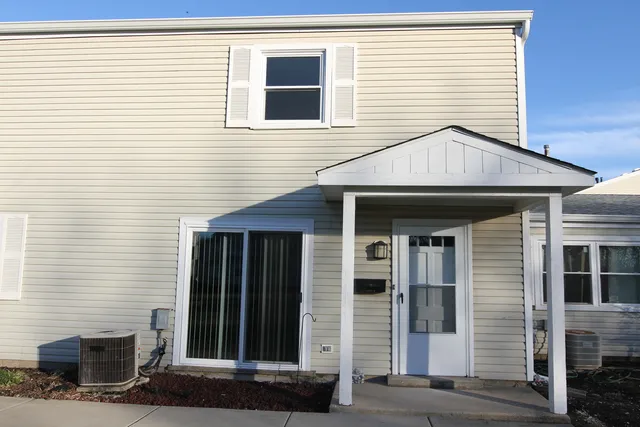 $2,000 | 184 Betty Court, Unit B, Bartlett, IL 60103