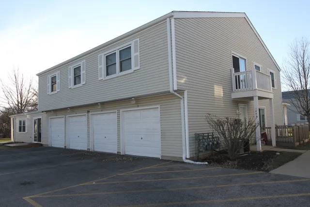 $2,000 | 184 Betty Court, Unit B, Bartlett, IL 60103