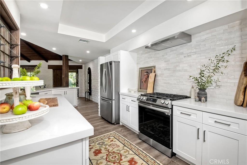 762 Hamilton Lane Fallbrook, CA 92028 - Photo 6 of 39 a kitchen with a stove a refrigerator and a sink