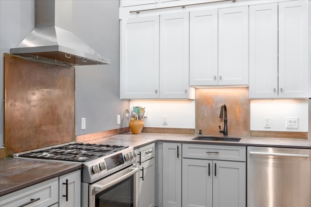 137-139 Pearl Street, Unit 1 Boston, MA 02110 - Photo 2 of 12