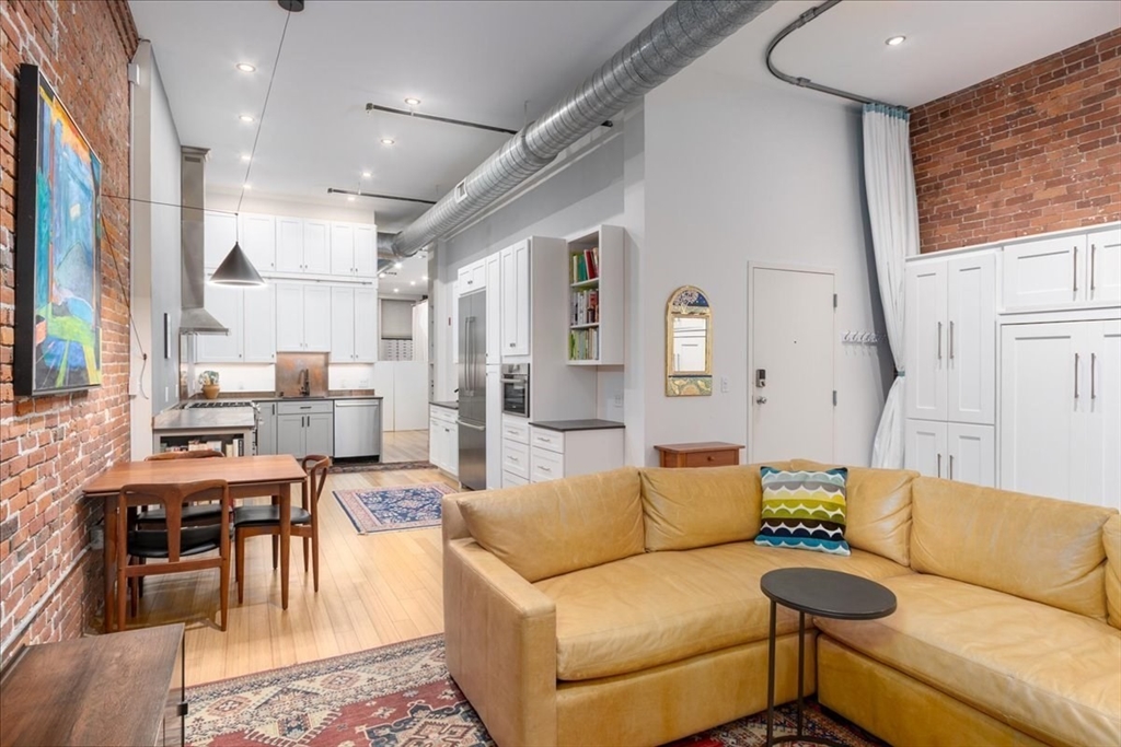 137-139 Pearl Street, Unit 1 Boston, MA 02110 - Photo 4 of 12