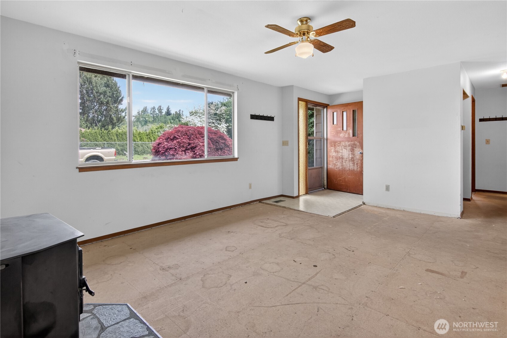 716 Murphy Way Sultan, WA 98294 - Photo 6 of 31 an empty room with windows and ceiling fan