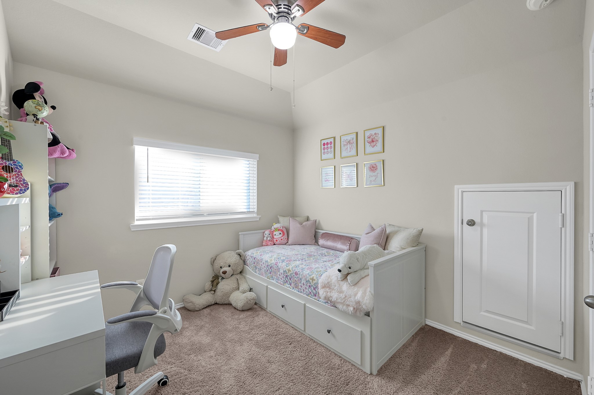 2811 Wilde Redbud Lane Conroe, TX 77385 - Photo 20 of 32 a room with a bed and a window