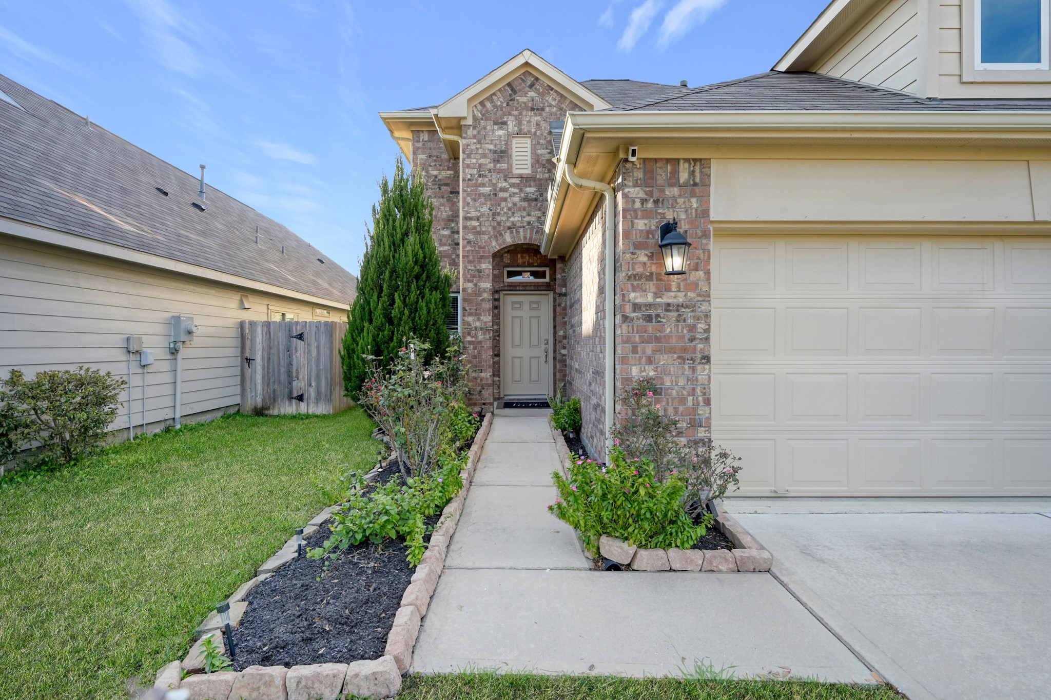 2811 Wilde Redbud Lane Conroe, TX 77385 - Photo 4 of 32 a front view of a house with garden