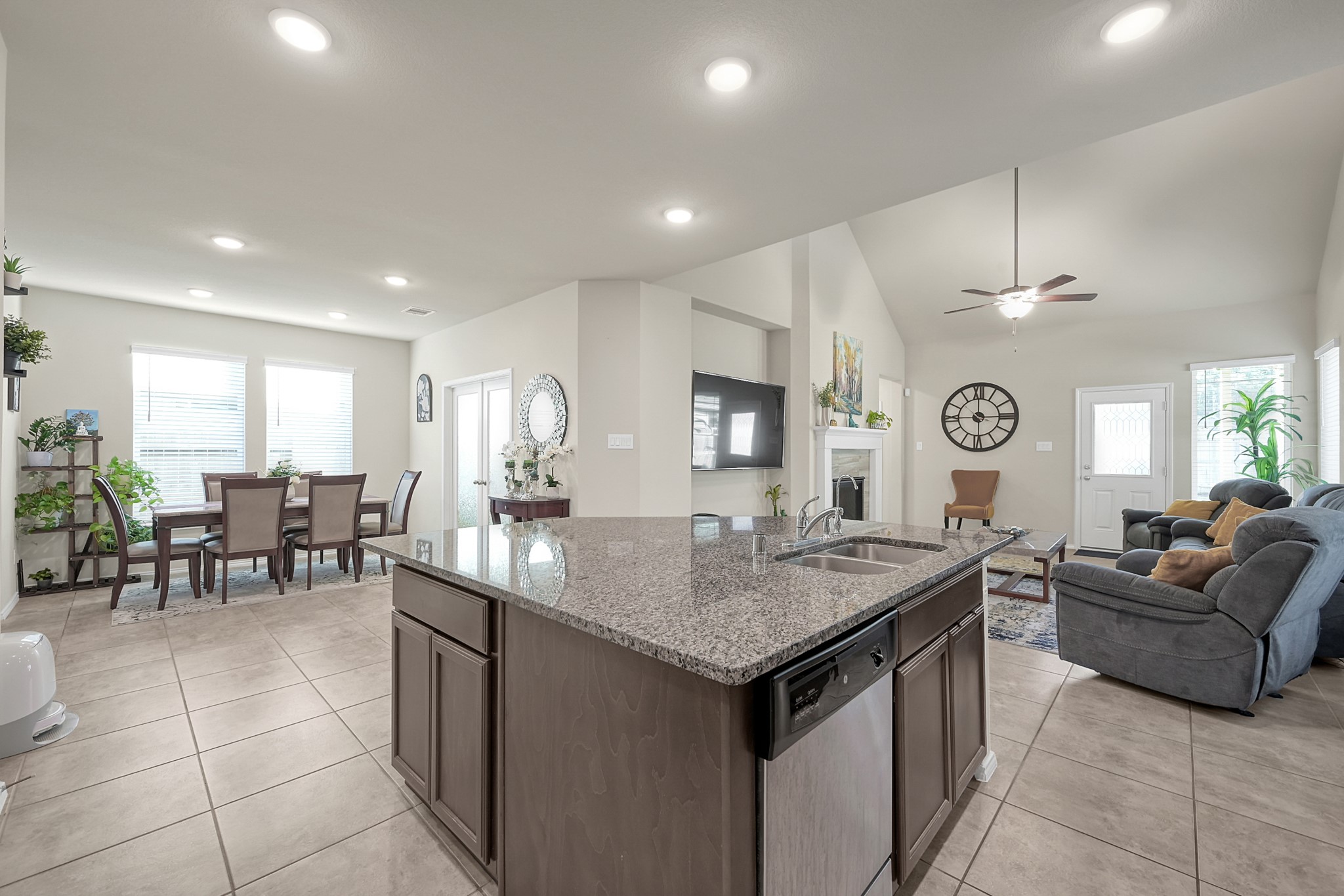 2811 Wilde Redbud Lane Conroe, TX 77385 - Photo 10 of 32