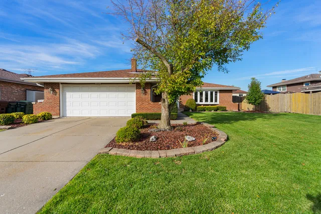 $379,900 | 8118 Tudor Lane, Tinley Park, IL 60477
