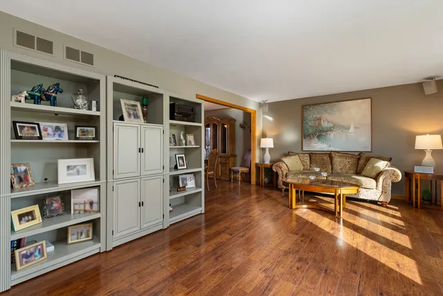 $379,900 | 8118 Tudor Lane, Tinley Park, IL 60477