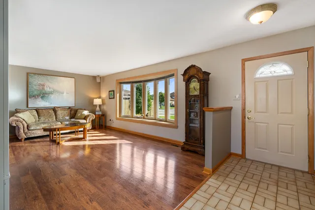 $379,900 | 8118 Tudor Lane, Tinley Park, IL 60477