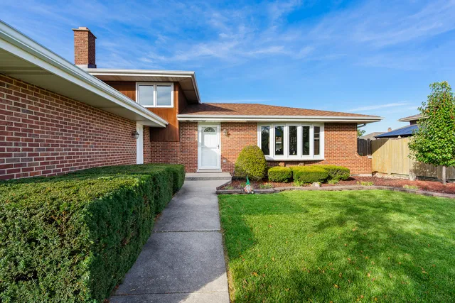 $379,900 | 8118 Tudor Lane, Tinley Park, IL 60477