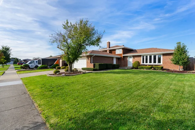 $379,900 | 8118 Tudor Lane, Tinley Park, IL 60477