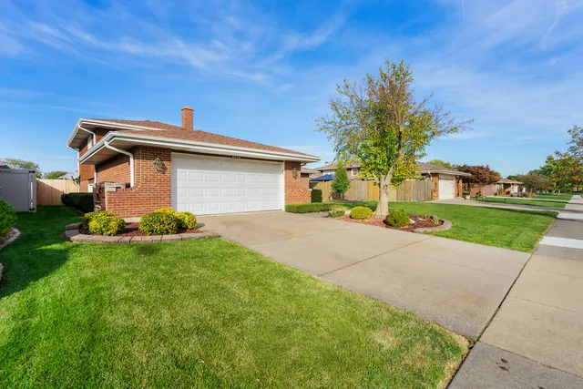$379,900 | 8118 Tudor Lane, Tinley Park, IL 60477