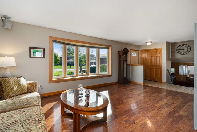 $379,900 | 8118 Tudor Lane, Tinley Park, IL 60477