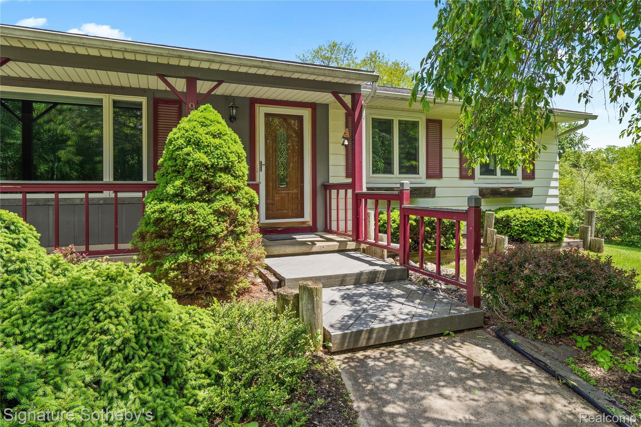 9241 White Lake Road Fenton, MI 48430 - Photo 4 of 27 Front walkway