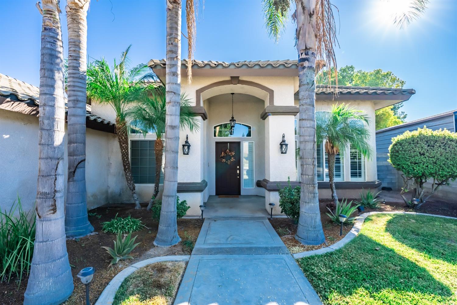 915 Trabon Way Madera, CA 93637 - Photo 2 of 33 a front view of a house with garden